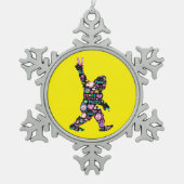 ピースラブビッグフートヒッピーおもしろいビッグフート恋人 スノーフレークピューターオーナメント (正面)