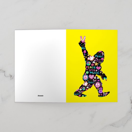 ピースラブビッグフートヒッピーおもしろいビッグフート恋人 箔グリーティングカード (外側レイダウン)