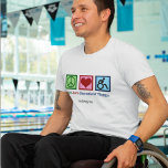 ピースラブレクリエーションセラピーカスタムセラピスト Tシャツ<br><div class="desc">平和ラブレクリエーションセラピー。障害を持つ人々に介入を使用するセラピストのための救済かわいい治療レクリエーションギフト。車椅子に乗った人やハートのサイン。このセラピストのTシャツを名前でカスタマイズ。</div>