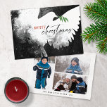 ピース鳩フォトメリークリスマス白黒 シーズンカード<br><div class="desc">これらの7" x 5"のフラットクリスマスグリーティングカードは、黒、白、赤の色合いの抽象芸術鳩を備えている。「メリークリスマス」は赤と黒の緑のオリーブの枝と一緒。おカスタマイズ前の家族の名前と年で背中には3枚の写真、1枚のポートレート、2枚の風景がある。</div>