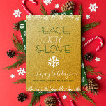 ピース・ジョイ・ラブ タイポグラフィ スノーフレーク ゴールド グリッター シーズンカード<br><div class="desc">「平和、喜び、愛。」楽しい遊び心のある白いスノーフレークのイラストと現代的なタイポグラフィが、きらきらとした偽のゴールドグリッターの背景にあしらわれ、ホリデーシーズンを迎える手助けをします。白いスノーフレークと紙吹雪の点がカードを縁取ります。白いスノーフレークのパターンが、裏面の濃い緑色の上に重なっています。この見事なグラフィックパターンの、個性あふれるフラットなグリーティングカードを送るたびに、ホリデーのあたたかさと喜びを感じてください。同じデザインの封筒、ステッカー、トートバッグ、包装紙、サービングトレイ、インテリアデコ、その他もご利用いただけます。このカードを特別な誰かに送りましょう！
お好きな名前を入力するだけで、このグリーティングカードを簡単にパーソナライズできます。質問やリクエストがある場合は、メッセージをください。</div>