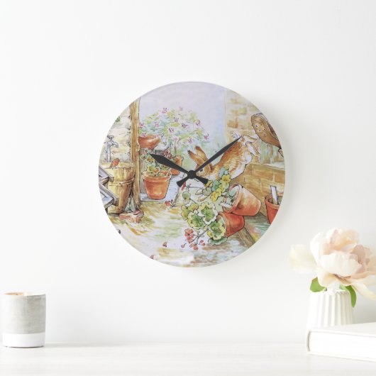 ピーターうさぎが庭の物置で転がっている ラージ壁時計 (ホーム)