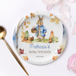 ピーターうさぎ秋ベビーシャワー食器 ペーパープレート<br><div class="desc">ピーターのウサギの秋の赤ちゃんパーソナライズされたシャワー食器紙パーティープレートは、青いジャケットと可愛い水色のバニーのカゴの木の黄色い葉を保持し、あなたの赤ちゃんシャワーのための素敵なテーブルデコール。</div>