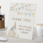 ピーター・ザ・ラビットバニーの本と贈り物サイン 台座サイン (インサイチュ)