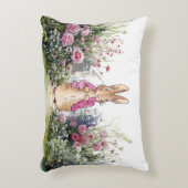 ピーター・ザ・ラビットピンクの上着を庭で アクセントクッション (正面(垂直))