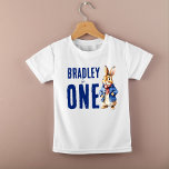ピーター・ラビット冬の誕生日パーティーの写真撮影 ベビーTシャツ<br><div class="desc">ピーター・ラビットの冬をテーマパーソナライズされたにした誕生日パーティーのTシャツ、青いジャケットに可愛いバニーと赤いスカーフの誕生日パーティーのフォトショットシャツ、写真の小道具</div>