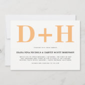 ピーチとホワイトイニシャルはっきりしたタイポグラフィ結婚ズ 招待状 (正面)