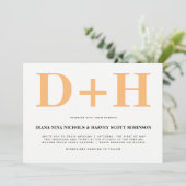 ピーチとホワイトイニシャルはっきりしたタイポグラフィ結婚ズ 招待状 (スタンド正面)