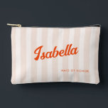 ピーチアンドタンジェリンレトロストライプのブリデスメイドギフト アクセサリーポーチ<br><div class="desc">あなたの特別な日にレトロな魅力のtouchを追加するように設計された私たちの絶妙な桃とタンジェリンの花嫁アクセサリーポーチを導入。柔らかい桃ストライプのタイポグラフィは美しい背景を兼ね備え、色と洗練鮮やか度を加えたミカンリンのレトロな背景ポップ・アートの。これらのポーチは、ブライダルシャワーやブライダルシャワーの贈り物として、またはねじれを持つレトロなスタイルを鑑賞する人に最適モダンである。</div>