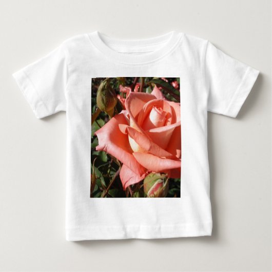 ピーチピンクのバラ ベビーTシャツ (正面)