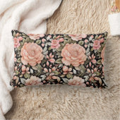 ピーチピンクの緑の黒い背景フローラ花 ランバークッション (ブランケット)