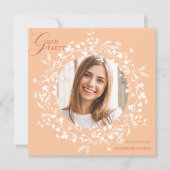 ピーチファズ ホワイト ワイルドフラワー リース 卒業式 招待状 (正面)