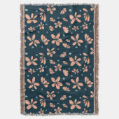 ピーチブロッサム花びらオンミッドナイトブルー スローブランケット (正面縦)