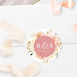 ピーチ赤面と結婚コーラルの封筒/お気に入り ラウンドシール<br><div class="desc">モモエレガントモノグラムの結婚、オレンジ、赤面ピンク、珊瑚、クリーム、シャンパンの色合いの美しいブレンドの豪華な水色フローラ詳細と封筒用シールまたは好意シール。サンゴの中心にイニシャルと白の第二の文字ライン。2つのサイズオプションと選択する複数のシェイプオプション。下の文字行は、イベントの日付、消去、またはイベントの好意の場合に短いメッセージを追加するために使用でき感謝している(すなわち、「感謝していお前の来ために」当社の「ピーチフローラ喜びサンゴ」コレクションの一部で、さまざまな調整製品が利用可能。コレクション全体のアクセス： https://www.zazzle.com/collections/peach_floral_delight_with_coral-119881887592815880</div>