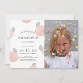 ピーチ&クリームの可愛い女の子の写真 誕生日 招待状 (正面)