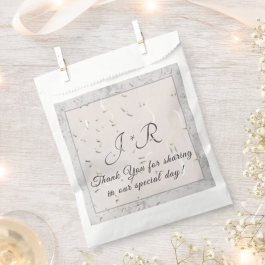 ピーチ&グレイ大理石モノグラーム フェイバーバッグ (クリップ留めされた状態)