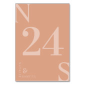 ピーチ ミニマリスト & エレガント ボールドイニシャル テーブルナンバー (裏面)