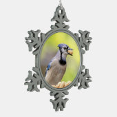 ピーナッツを持つ青いカケス スノーフレークピューターオーナメント (左)