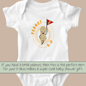 ピーナッツ2.0 - ピーナッツの旗Tシャツを着た笑顔のピーナッツ ベビーボディスーツ