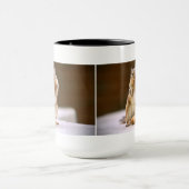 ピーナツを食べるかわいいシマリス マグカップ (中央)