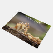 ピーナツを食べるシマリス ドアマット (アングル)