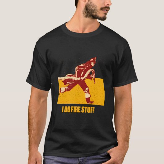 ファイアファイターのユーモアデザイン 消防士の仕事に誇りをもって Tシャツ (正面)