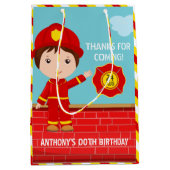 ファイアファイターをテーマにしたバースデーパーティーゲストのお願い ミディアムペーパーバッグ (正面)