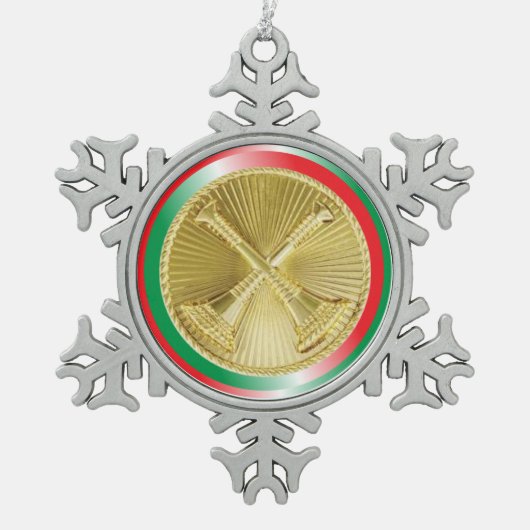 ファイアファイターキャプテンの金ゴールドブグル スノーフレークピューターオーナメント (正面)