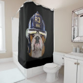 ファイアファイターヘルメットをかぶった不機嫌そうなイギリスのブルドッグ シャワーカーテン (インサイチュ)