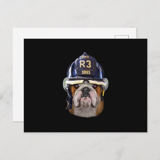 ファイアファイターヘルメットをかぶった不機嫌そうなイギリスのブルドッグ シーズンポストカード (正面/裏面)