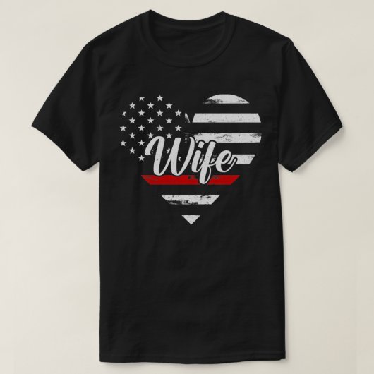 ファイアファイター妻ハート薄い赤線アメリカ国旗 Tシャツ (デザイン正面)