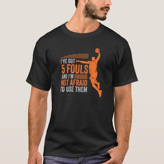 ファウルは5つ貯まった。使うぞバスケT Tシャツ (正面)