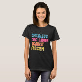 ファシズムに反対する犬の女性カマラハリス Tシャツ (正面フル)