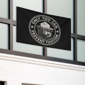 ファシズムの抵抗を防ぐのは君だけだ 横断幕 (ビルの外側)