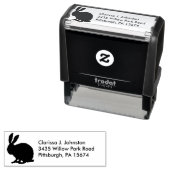 ファジーな座り込みバニーの黒いシルエット セルフインキングスタンプ (インサイチュ)