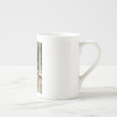 ファッショナブル美しいが鏡で自分を称賛 ボーンチャイナマグカップ (右)