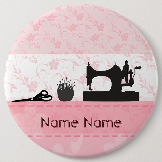 ファッションの旧式で黒いミシンの裁縫婦 缶バッジ (正面)