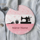 ファッションの旧式で黒いミシンの裁縫婦 缶バッジ (インサイチュ)