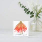 ファッションデザイナーグリッタードレスロゴQR赤金ゴールド スクエア名刺 (スタンド正面)