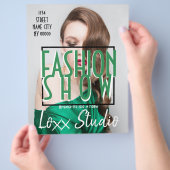 ファッションモデルの衣類を表示 チラシ (手)