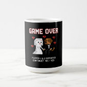 ファニー ゲーマー カップル ウェディング 'ゲームオーバー' レトロピクセル モーフィングマグカップ (中央)