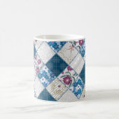ファブリックスクラップの青いファッショナブルなパターン コーヒーマグカップ (中央)