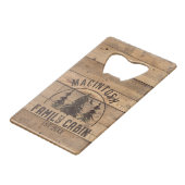 ファミリーキャビン名素朴ウッドパーソナライズされた クレジットカード栓抜き (正面アングル)