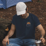 ファミリーキャンピングバケーションカスタムマッチングキャンプパパ Tシャツ<br><div class="desc">家族のキャンプ旅行に行くの？カスタマイズは、家族の名前や文字、冒険の年を追加して家族全員のためのキャンピングレトロなキャンプテンカスタムツシャツ。目に留まるデザインだけでなく、デパートに置かれることのないカッコいいが、家族や家族のためにもこれユニークを作ってくれるといいな。私たちの家族のマッチングコレクシすごいョンはカスタマイズの簡単とユニーク、あなたの旅行チームの各メンバーは完全に種類の項目の1つを受け取る。贈り物や衣装がどれだけ価値があパーソナライズされたるか、私たちは知っている。</div>