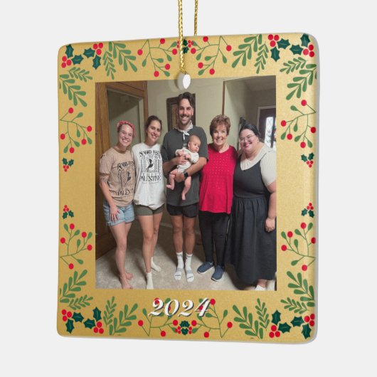 ファミリークリスマスダブルフォト金ゴールドとホリーフレーム セラミックオーナメント (左)