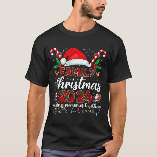 ファミリークリスマス2024マッチングスクワッドサンタ小妖精や小人おもしろい Tシャツ (正面)