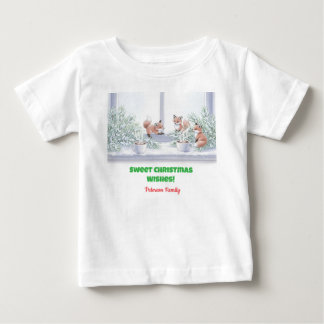 ファミリークリスマスTシャツ – Cozy Winterキツネシーン ベビーTシャツ