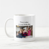 ファミリーゲームナイトおもしろい優勝者カードクラブ コーヒーマグカップ (左)