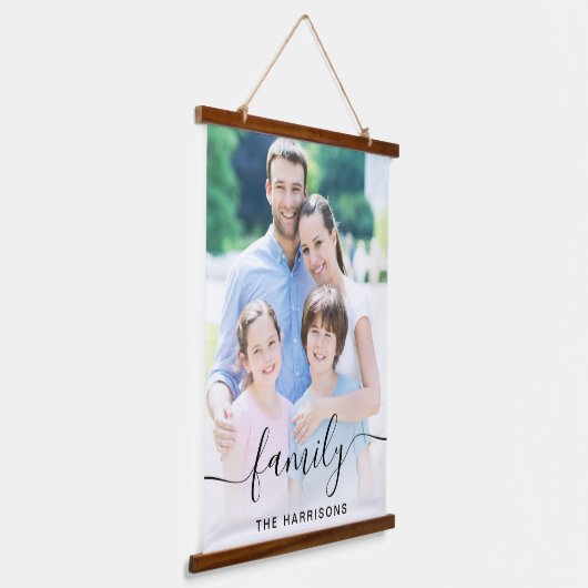 ファミリースクリプトフォトオーバーレイ 吊り下げ型タペストリー (傾斜あり)
