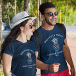 ファミリートロピカルバケーションサンセットビーチ Tシャツ<br><div class="desc">夕日のビーチと穏やかな海を示すパイナップルの形の中の地平線のシーン。家族の夏休み、結婚式、シャワー、お祝いに最適！このコレクション内の一致するアイテム。ゲストの名前または名前を上クリックの「パーソナライズ」ボタンで追加する。家族の個々のメンバーを追加するか、この素晴らしい旅行のためのちょうど家族の名前と家族が楽しみにされている。</div>